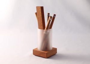 Eksklusiv penneholder i matteret glas og bæredygtigt træ