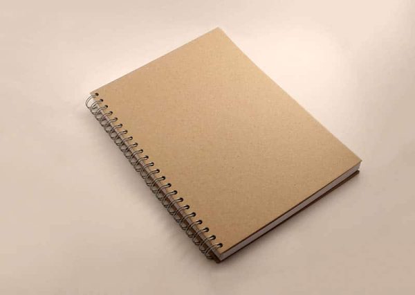 Notesbog A4 med omslag i naturfarvet bæredygtigt genbrugspapir