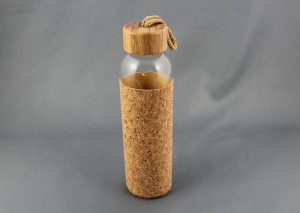 Bæredygtig glasflaske med korkgreb og bambuslåg