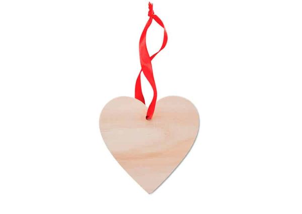 Hjerteformet-hjerte-i-træ-med-roedt-baand